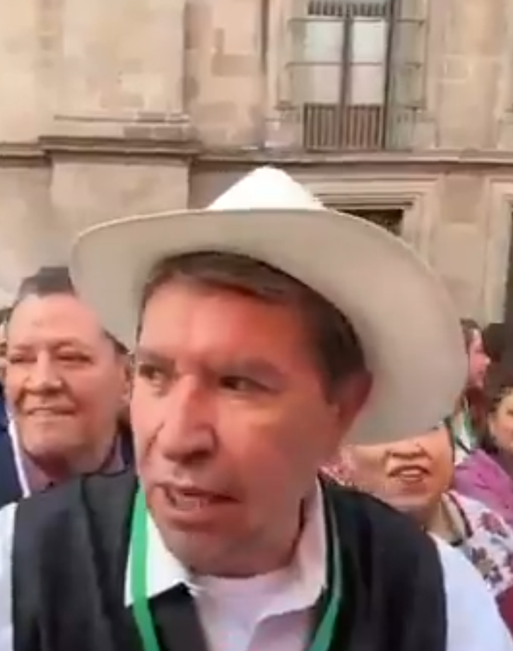 Imagen de Y Ricardo Monreal dice que la CDMX está colpasada gracias al respaldo de la gente a la presidenta Claudia Sheinbaum. Y dice que hay entre 500 y 600 mil personas en el septimo aniversario de la 4T. Dice que absolutamente no hay ni un solo acarriado. 